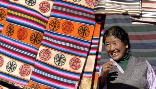 Pasang from Chanang County of Lhoka sells home-made pulu (woolen fabric) in the Lhoka Yarlung Material, Culture Exchange Festival, Dec. 1, 2008. On Dec. 1, Lhoka Yarlung Material, Culture Exchange Festival, which aims to boost Lhoka's economic growth, was held in Nedong County with dozens of farm and sideline products, folk handcrafts and commodities on show. [eng.tibet.cn]