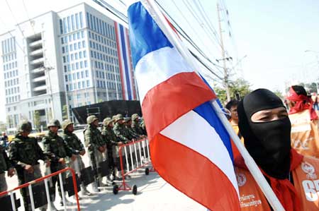 Thai government supporters hold a rally to protest against Thai Constitution Court's order to dissolve the three ruling parties, in front of the Bangkok Intermediate Administrative Court in Bangkok Dec. 2, 2008. [Xinhua] 