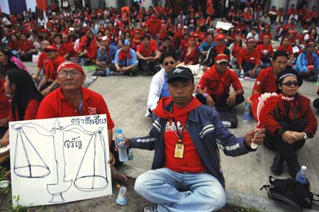 Thai government supporters hold a rally to protest against Thai Constitution Court's order to dissolve the three ruling parties, in front of the Bangkok Intermediate Administrative Court in Bangkok Dec. 2, 2008. [Xinhua]