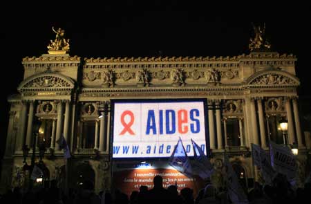 A screen for AIDS awareness is seen at the Place de l'Opera in Paris, capital of France, Dec. 1, 2008, the World AIDS Day. [Xinhua]