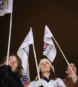 People hold flags to attend an AIDS awareness rally in Paris, capital of France, Dec. 1, 2008, the World AIDS Day. [Xinhua]