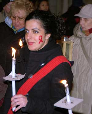 People hold candles during a parade calling for AIDS prevention in Vienna, Austria, on Dec. 1, 2008. Hundreds of people attended the candle parade for the World AIDS Day on Dec. 1 in Vienna.[Xinhua]