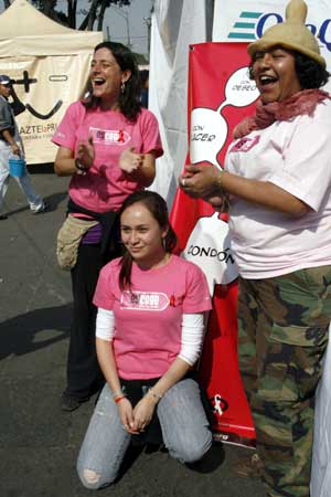 Volunteers take part in the activity held by Mexico's Health Department to mark the World AIDS Day in Mexico City Dec. 1, 2008. [Xinhua]