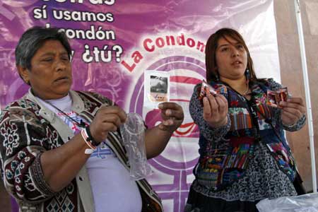 Volunteers distribute contraception articles during the activity held by Mexico's Health Department to mark the World AIDS Day in Mexico City Dec. 1, 2008. [Xinhua]