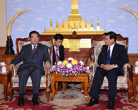  Jia Qinglin (L), member of the Political Bureau Standing Committee of the Central Committee of the Communist Party of China (CPC) and chairman of the National Committee of the Chinese People's Political Consultative Conference (CPPCC), meets with Bouasone Bouphavanh (R), member of the Political Bureau of the Central Committee of the Lao People's Revolutionary Party and Lao prime minister, in Vientiane, Laos, Dec. 1, 2008. 
