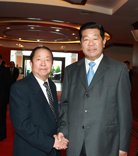 Jia Qinglin (R), member of the Political Bureau Standing Committee of the Central Committee of the Communist Party of China (CPC) and chairman of the National Committee of the Chinese People's Political Consultative Conference (CPPCC), meets with Sisavath Keobounphanh, member of the Political Bureau of the Central Committee of the Lao People's Revolutionary Party and chairman of the Lao Front for National Reconstruction ( LFNR), in Vientiane, Laos, Dec. 1, 2008.