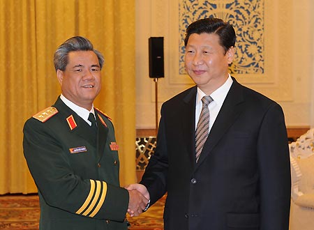 Chinese Vice President Xi Jinping (R) shakes hands with Chief of the General Staff of the Vietnamese People's Army Nguyen Khac Nghien during their meet in Beijing, on Dec. 1, 2008. 