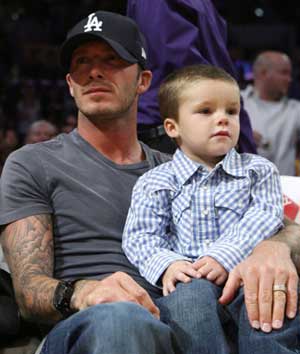 Soccer star David Beckham watches the Los Angeles Lakers play the Toronto Raptors in their NBA basketball game with his son Cruz in Los Angeles Nov. 30, 2008. 
