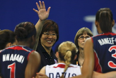 Head coach of the US volleyball team Jenny Lang Ping (C) waves to the members of her team after losing to Brazil in their women's final volleyball match at the Beijing 2008 Olympic Games, August 23, 2008.