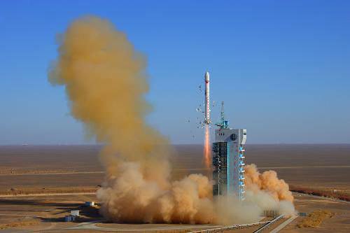 Yaogan IV, a remote sensing satellite, is lifted off on a Long March-2D carrier rocket from the Jiuquan Satellite Launch Center in northwestern Gansu Province, on Monday, December 1, 2008. [Photo: Xinhua]
