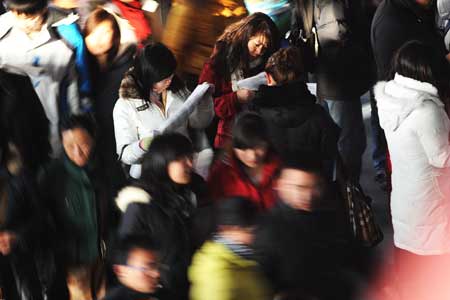 Students crowded the job fair held in Changchun, capital of northeast China's Jilin Province, on Nov. 29, 2008. [Xinhua]