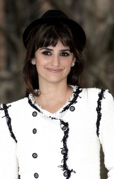 Actress Penelope Cruz poses for photographers in New York's Madison Square Park as she attends the official opening of the Diamond is Forever Unbreakable Kiss Mistletoe Installation to support the Elton John AIDS Foundation (EJAF) December 1, 2008. 
