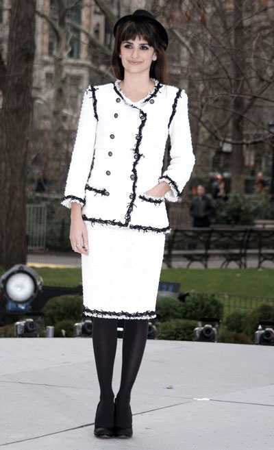 Actress Penelope Cruz poses for photographers in New York's Madison Square Park as she attends the official opening of the Diamond is Forever Unbreakable Kiss Mistletoe Installation to support the Elton John AIDS Foundation (EJAF) December 1, 2008. 