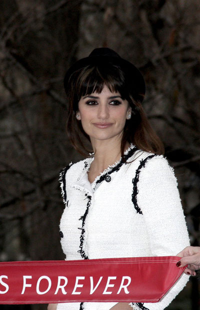 Actress Penelope Cruz poses for photographers in New York's Madison Square Park as she attends the official opening of the Diamond is Forever Unbreakable Kiss Mistletoe Installation to support the Elton John AIDS Foundation (EJAF) December 1, 2008. 