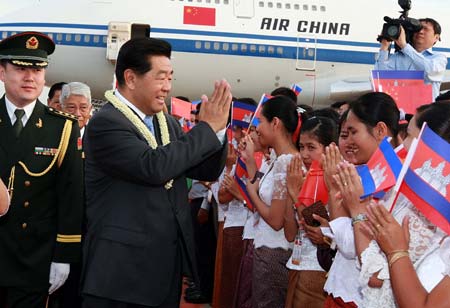 Jia Qinglin(C), chairman of the National Committee of the Chinese People's Political Consultative Conference (CPPCC), arrives at the airport in Phnom Penh, capital of Cambodia, on Dec. 2, 2008. Jia Qinglin arrived here Tuesday, starting an official goodwill visit as guest of Cambodian Senate President Chea Sim.[Ju Peng/Xinhua] 