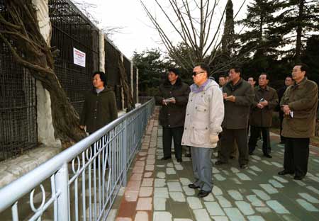 This undated photo released on Dec. 2, 2008 by the official Korean Central News Agency (KCNA) shows Kim Jong Il (C), top leader of the Democratic People's Republic of Korea (DPRK), inspecting a Pyongyang zoo which is under reconstruction.[Xinhua/KCNA]