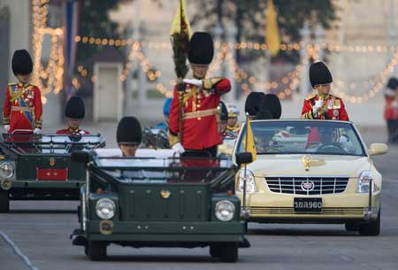 Thailand's revered King Bhumibol Adulyadej (R) attends the Trooping of the Colour, an annual military parade, in Bangkok's Royal Plaza on Dec. 2, 2008. [Xinhua/Reuters] 