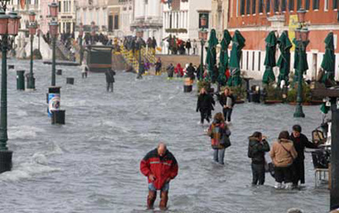 People wade through high water in Venice's St. Mark's Square, northern Italy, Monday, Dec. 1, 2008. Water in Venice has risen to its highest level in more than 20 years, leaving much of the Italian city under floods and forcing residents and tourists to wade through knee-high water. City officials say the sea level topped 156 centimeters (61 inches) on Monday, well past the 110 centimeter (40 inch) flood mark, with most streets submerged.[Xinhua/AFP]