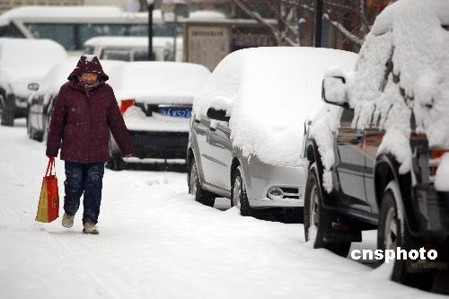  A senior walks slowly along the snow-covered road in Urumchi, capital of northwestern China's Xinjiang Uygur Autonomous Region, on Tuesday, December 3rd, 2008. Cold air swept through Xinjiang bringing heavy snow to the northern part of the region. [cnsphoto]