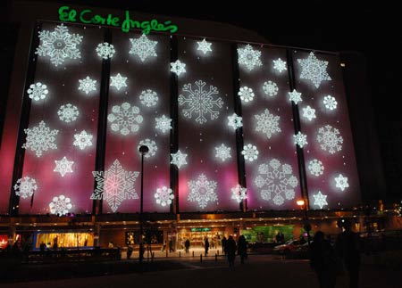 A shopping mall is decorated with Christmas lamps in Madrid, capital of Spain, Dec. 2, 2008.[Chen Haitong/Xinhua] 