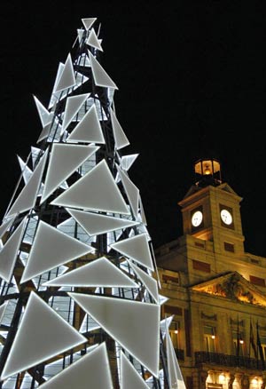 A Christmas lamp is seen in Madrid, capital of Spain, Dec. 2, 2008.[Chen Haitong/Xinhua]