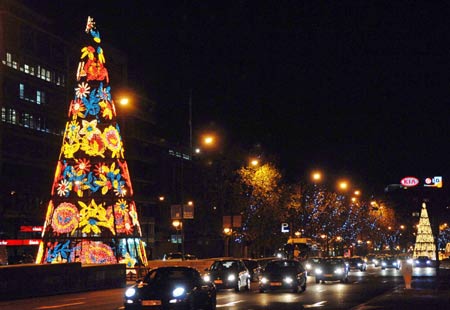 The street is illuminated with Christmas lamps in Madrid, capital of Spain, Dec. 2, 2008.[Chen Haitong/Xinhua]