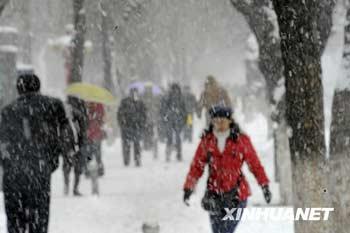Heavy snow has hit northwest China's Xinjiang Uygur Autonomous Region. 