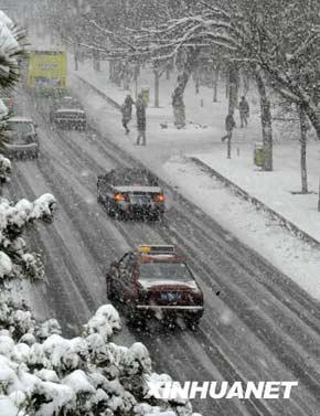 Heavy snow has hit northwest China's Xinjiang Uygur Autonomous Region, snarling road traffic and delaying flights. 