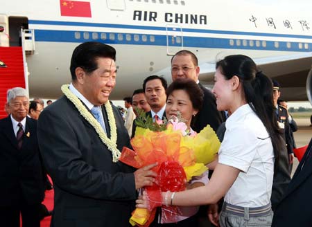 Jia Qinglin(L), chairman of the National Committee of the Chinese People's Political Consultative Conference (CPPCC), arrives at the airport in Phnom Penh, capital of Cambodia, on Dec. 2, 2008. Jia Qinglin arrived here Tuesday, starting an official goodwill visit as guest of Cambodian Senate President Chea Sim. (Xinhua/Ju Peng)