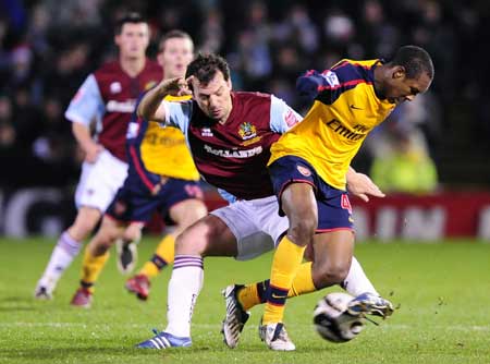 Burnley's Robbie Blake (C) challenges Arsenal's Gavin Hoyte during their English League Cup soccer match in Burnley, northern England Dec. 2, 2008. 