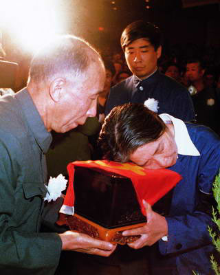 Wang Guangmei, the wife of Liu Shaoqi, who died in the disastrous 'Cultural Revolution', took her husband's urn emotionally in May 1980 when Liu was rehabilitated after the downfall of the 'Gang of Four'. 
