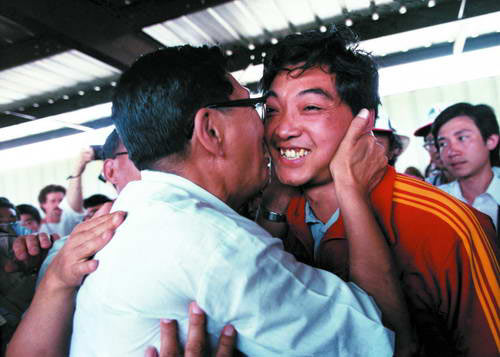 Huang Zhong, vice chairman of the All-China Sports Federation, gives his congratulations to China's first Olympic Gold medalist Xu Haifeng, who broke China's Olympic medal duck in Los Angles on July 29, 1984. 