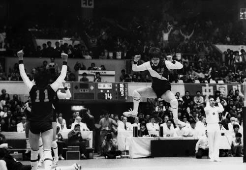 Lang ping jumped with joy as the Chinese volleyball team beat the Cubans by 3:1 in the final of the Women's World Cup on July 28, 1985. This marked their fourth consecutive title. 