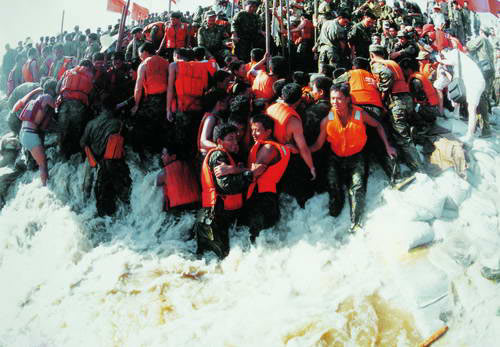 The people united to fight floods on the Yangtze, Songhua, and Nenjiang rivers provoked by continuous rainstorms from mid-June to early September in 1998. Such flooding had rarely before been seen, and direct losses reached 255.1 billion yuan. 