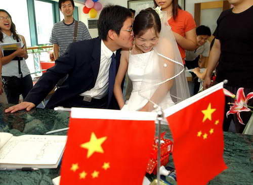 A newly revised Marriage Registration Administration Ordinances was officially implemented and put into effect on October 1, 2003. Early that morning, this marriage register office in a community service center in Hangzhou, Zhejiang is very crowded. 