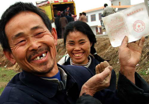 On March 16, 2005, two farmers in Xujia village in Shaoyang, Hunan, bid farewell to their burden supervision card, which had been with them for decades. The abolition of agricultural tax at the beginning of 2006 received a huge welcome from farmers. 