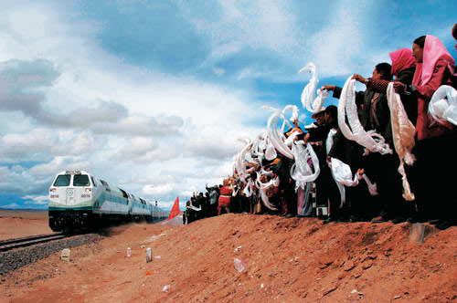 A train carrying about 600 passengers from Golmud in northwest China's Qinghai Province, arrived at the Lhasa Railway Station at 00:31 on Sunday, June 30, 2006，marking the end of the maiden train journey on the Qinghai-Tibet Railway which had started on the Saturday morning. 