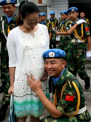 A solder is reluctant to part with his pregnant wife on September 1, 2007. That day an oath-taking rally was held at Luzhou, Sichuan for 275 soldiers, the third batch heading to Lebanon on a peace-keeping mission.