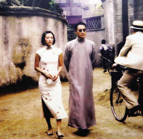 A movie still shows that Meng Xiaodong (Zhang Ziyi) and Mei Lanfang (Leon Lai) walk in an alley. The biopic 'Forever Enthralled' will open in Chinese theaters on December 5, 2008. [File photo] 