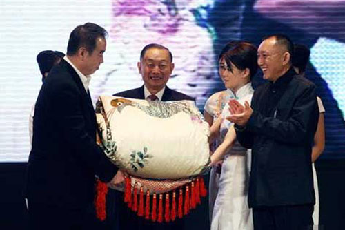Director Chen Kaige (L), Mei family's heir Mei Baojiu (C) and China Film Group's boss Han Sanpin (R), show a treasured Mei Lanfang relic which was used in the film at the 'Forever Enthralled' premiere ceremony in Beijing, December 2, 2008. 