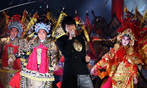 Singer Shin performs alongside Peking opera artists at the global premiere of the film &apos;Forever Enthralled&apos; in Beijing on December 2, 2008. [sina.com.cn]