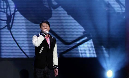 Pop star Leon Lai performs at the global premiere of the film &apos;Forever Enthralled&apos; in Beijing on December 2, 2008. [sina.com.cn]