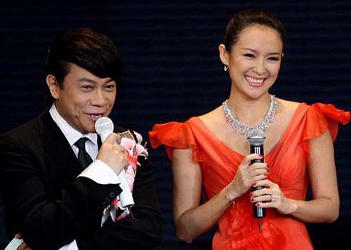 Cast member Zhang Ziyi (right) and host Tsai Kang-Yong are seen at the global premiere of &apos;Forever Enthralled&apos; in Beijing on December 2, 2008. [sina.com.cn] 