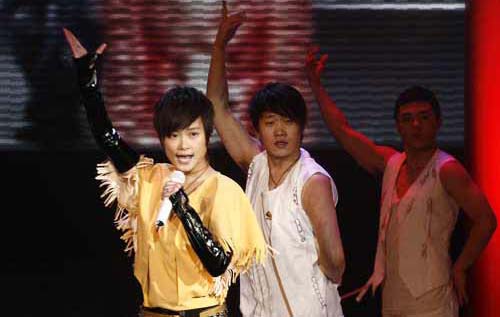 Pop star Li Yuchun performs at the global premiere of the film &apos;Forever Enthralled&apos; in Beijing on December 2, 2008. [sina.com.cn] 