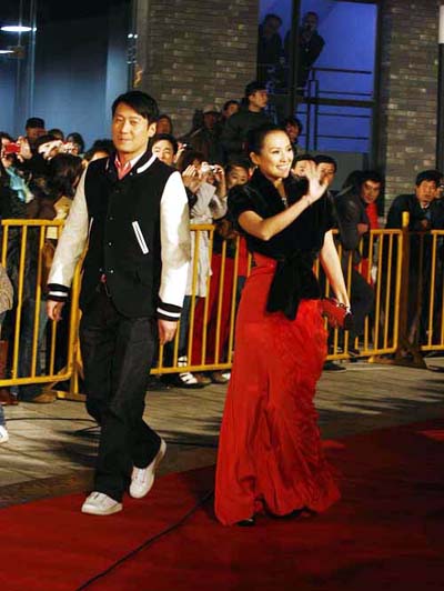 Cast members Leon Lai and Zhang Ziyi walk on red carpet at the global premiere cermony of &apos;Forever Enthralled&apos;, Chen Kaige&apos;s biopic of Peking opera legend Mei Lanfang in Beijing, December 2, 2008. [China.org.cn] 