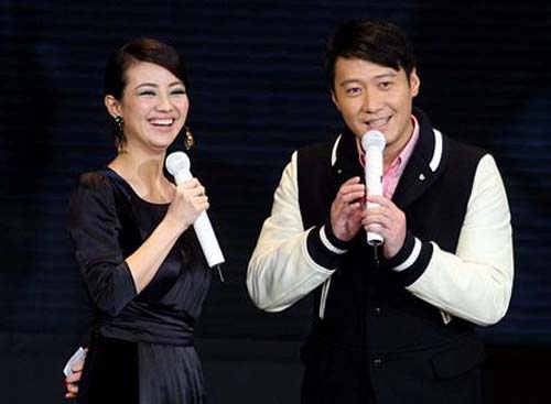 Cast member Leon Lai (R) and host are seen at the global premiere of &apos;Forever Enthralled&apos; in Beijing on December 2, 2008. [sina.com.cn] 