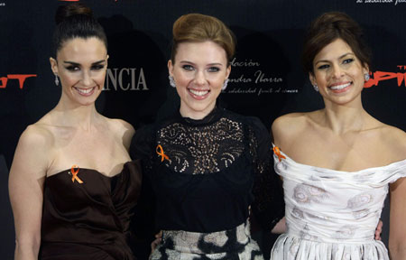 Spanish actress Paz Vega (L), U.S. actresses Scarlett Johansson (C) and Eva Mendes pose during a solidarity cocktail against cancer in Madrid December 2, 2008. 