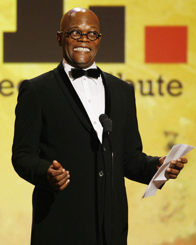 Actor Samuel L. Jackson smiles after thanking his wife and daughter as he accepts his lifetime achievement award at the American Cinematheque tribute honoring him in Beverly Hills, California December 1, 2008.