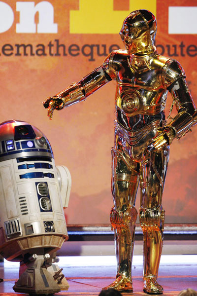 'Star Wars' characters R2-D2 (L) and C-3PO speak about actor Samuel L. Jackson at the American Cinematheque tribute to Jackson in Beverly Hills, California December 1, 2008. 