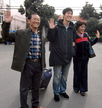 Liu Xiang (C), former 110m hurdle world and Olympic champion, and his parents wave to reporters before leaving for the United States for treatment, in Shanghai, east China, Dec. 3, 2008. Liu Xiang, accompanied by his mother and coach, flew to Houston Wednesday to receive treatment of his troublesome right foot. 